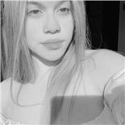 Me defino como una persona con mucha paciencia ala hora de explicar intento ser lo más clara posible,me encanta ayudar.